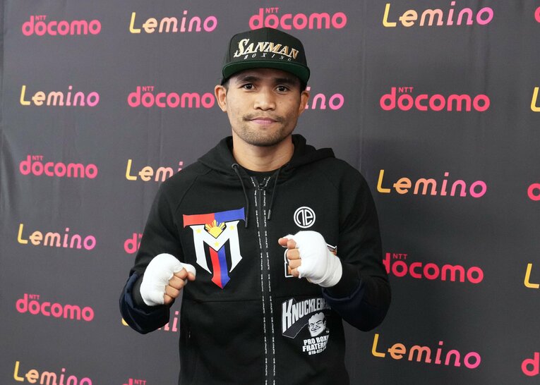 カメラの前でポーズを決めるタパレス　©Naoki Fukuda