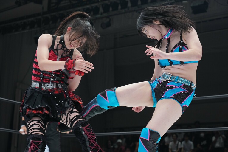 古沢稀杏をローキックで攻めるさくらあや　©Essei Hara