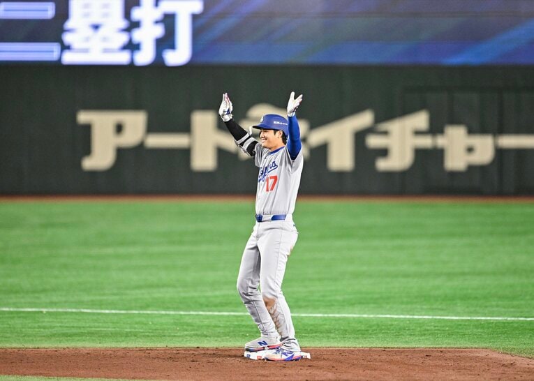 開幕戦で二塁打を放った大谷は笑顔でこのポーズ。球場を沸かせた