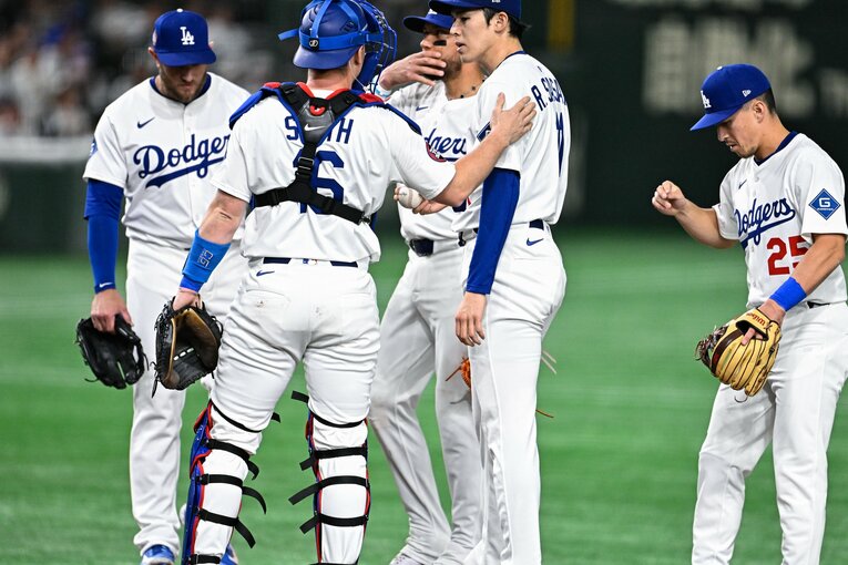 ピンチの場面で佐々木朗希に声をかける正捕手のウィル・スミス　©Nanae Suzuki