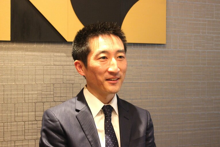 インタビューに応じる出岐雄大さん　©Number Web