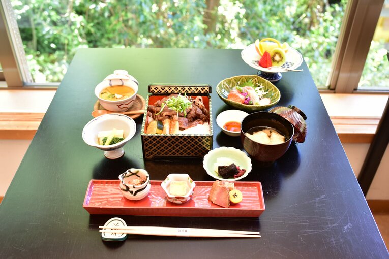 渡辺名人の1日目の昼食「牛すき煮御膳」　©日本将棋連盟