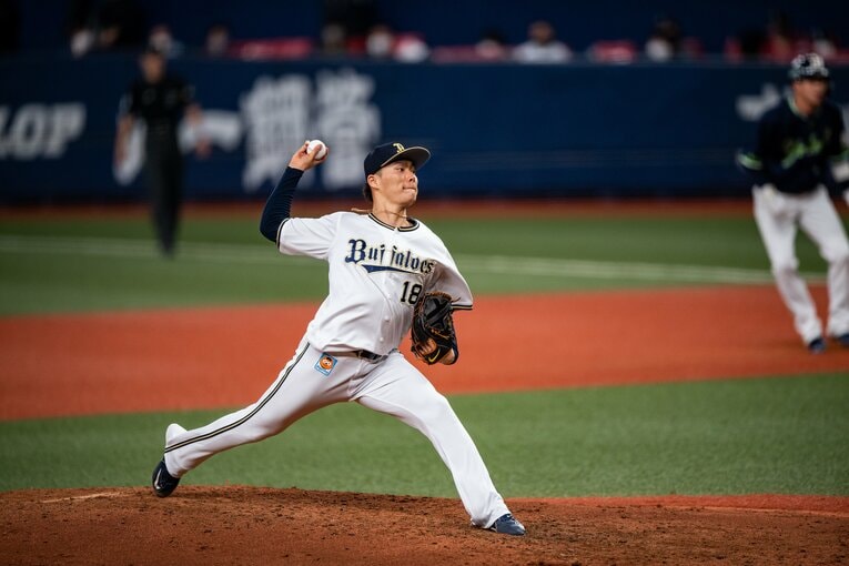 独特な投球フォーム（3枚目／全10枚） ©Nanae Suzuki