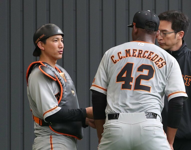 キャンプで捕手・小林（左）と言葉をかわすメルセデス（2019年2月9日）©︎Sankei Shimbun