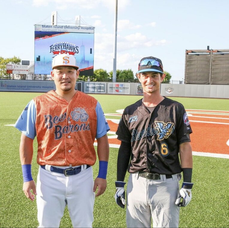 横浜高校、そしてDeNAでもチームメイトだった2人がアメリカで再会　写真は本人Xより