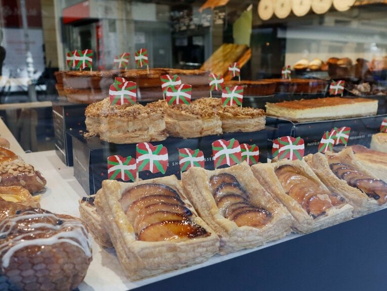 ケーキ屋さんのディスプレイには、バスク旗が飾られたアップルケーキが美味しそう　©Daisuke Nakashima