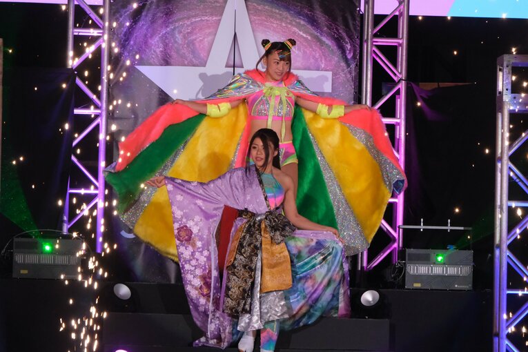 5カ月間の練習を経てデビュー戦を迎えたフワちゃん。前を歩くのはこの日タッグを組み、指導にもあたった葉月