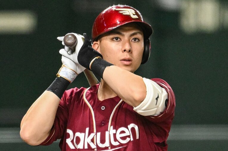 初の首位打者獲得が近づく楽天・村林一輝。「戦後初の2割台」という状況にもなるかもしれない ／ photograph by Nanae Suzuki