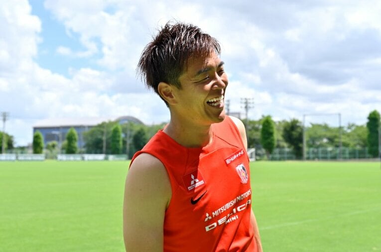 笑顔で「ポイチさん（森保一監督）にプレッシャーをかけたい」と語った浦和レッズの西川周作。広島時代の指揮官が率いる日本代表への思いとは ／ photograph by Takashi Shimizu