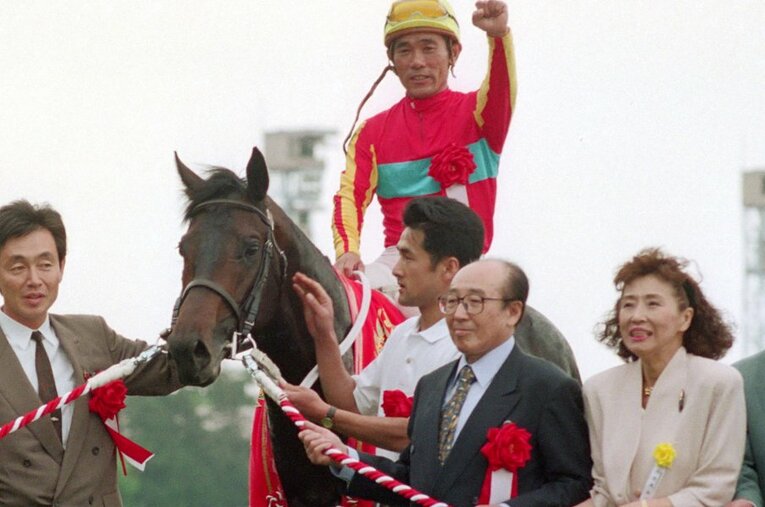 1993年の日本ダービーを制したウイニングチケット。初制覇の柴田政人はガッツポーズ ／ photograph by JIJI PRESS