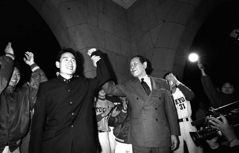 1999年ドラフト7位で日本ハムから指名された遠藤良平。安田講堂前で蓮実重彦東大総長（当時）らから祝福される　©BUNGEISHUNJU