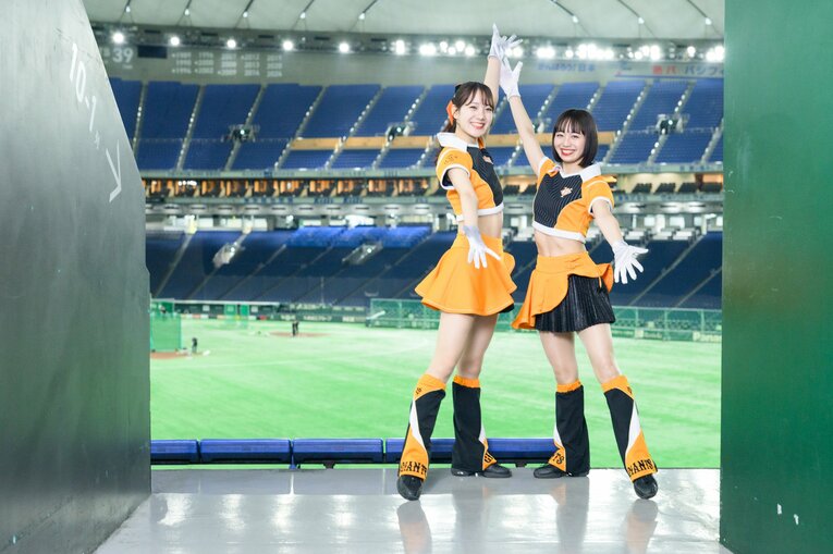 巨人の公式マスコットガール「VENUS」で活躍中の大倉かりんさんと高坂咲舞さん　©Miki Fukano