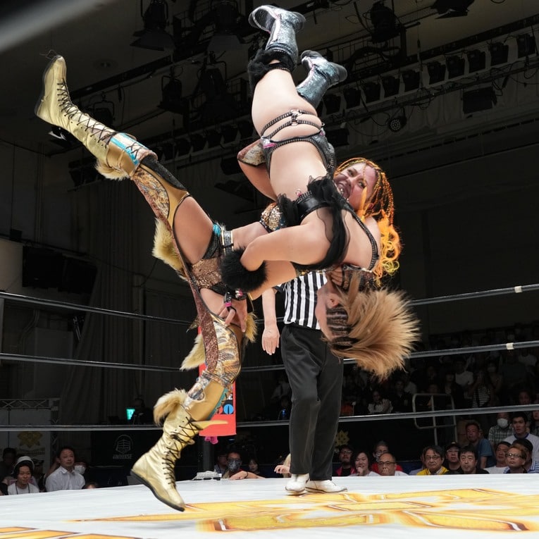 ジュリアのグローリアスドライバーを浴びる桜井麻衣　©Essei Hara