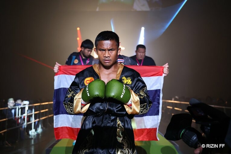 3月23日の『RIZIN LANDMARK 9 in KOBE』。ブアカーオ・バンチャメークの入場　©RIZIN FF