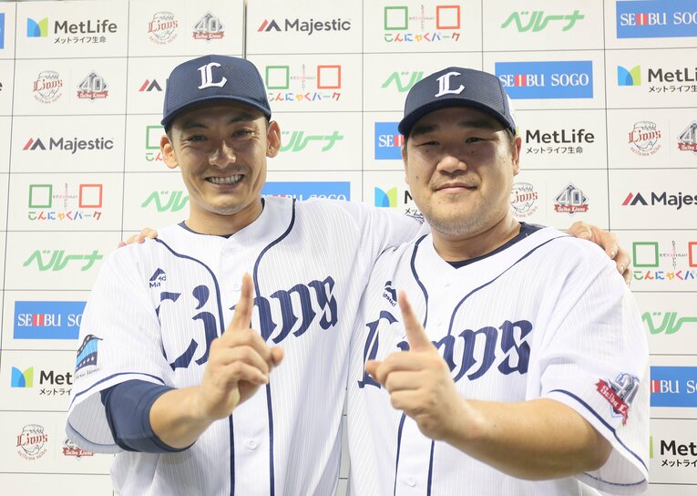 中村剛也（右）とお立ち台に上がった栗山巧　©JIJI PRESS