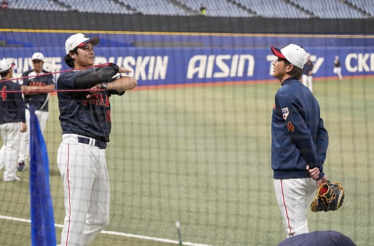 能見篤史コーチと話し込む大谷　©Sankei Shimbun