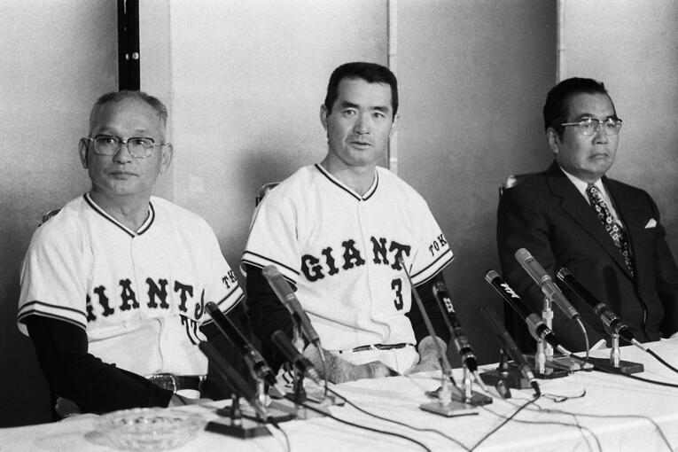 背番号「３」のユニホームで引退発表の会見をする長嶋（中央）。左は川上哲治監督、右は正力オーナー　©JIJI PRESS