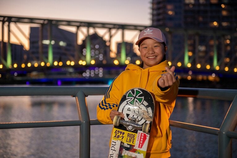 指ハートで笑顔を振りまく西矢椛。五輪ではこのスマイルにどれだけの人が癒されたことだろう　©Yoshio Yoshida