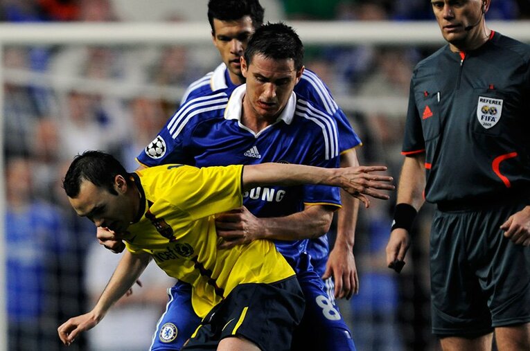 イニエスタvs.ランパード ／ photograph by Takuya Sugiyama