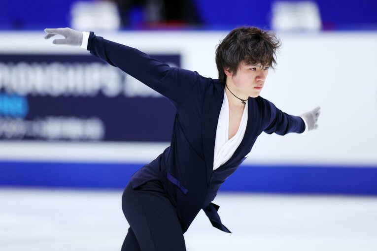 ショートの6分間練習では本番とは違う黒ジャケット風の衣装を試した宇野昌磨　©︎AFLO