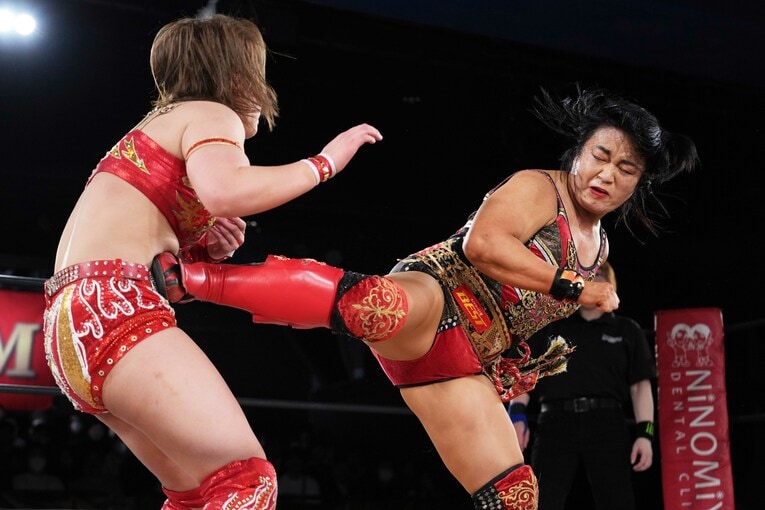 里村明衣子のソバットがSareeeのボディをえぐる　©Essei Hara