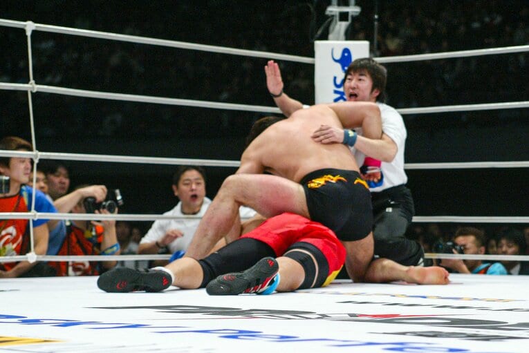 試合開始からわずか10秒、ケアーはリングに頭を強打して失神した　©Susumu Nagao
