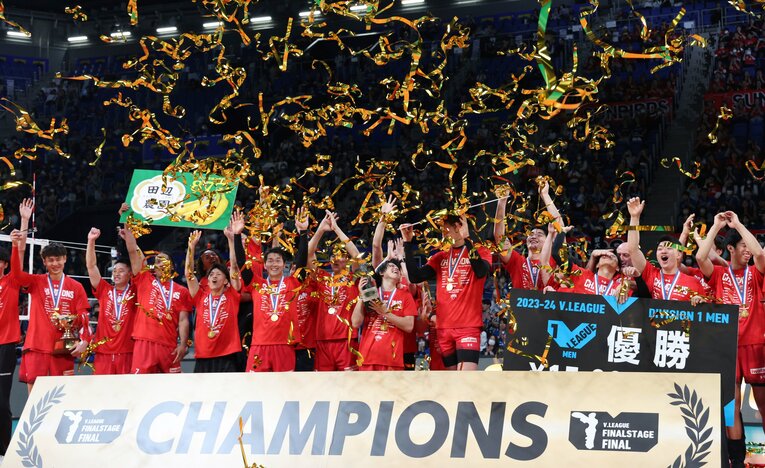 今季限りで退任した山村宏太監督のもとVリーグでは4季連続でファイナルに進出し、3度優勝しているサントリーサンバーズ　©︎JIJI PRESS