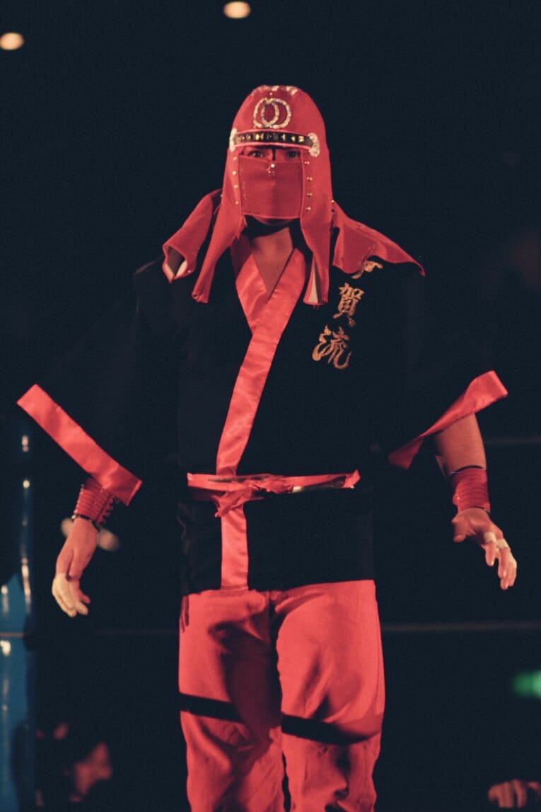 馳浩戦を前に頭巾姿で登場したムタ。1990年9月14日、広島サンプラザ