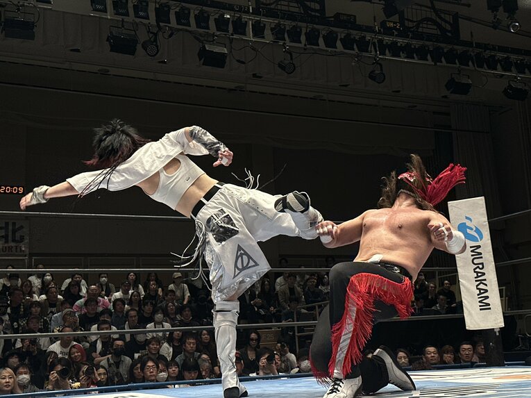 スワイプすると「エル・デスペラードvs葛西純」など激闘写真をご覧になれます　©Norihiro Hashimoto