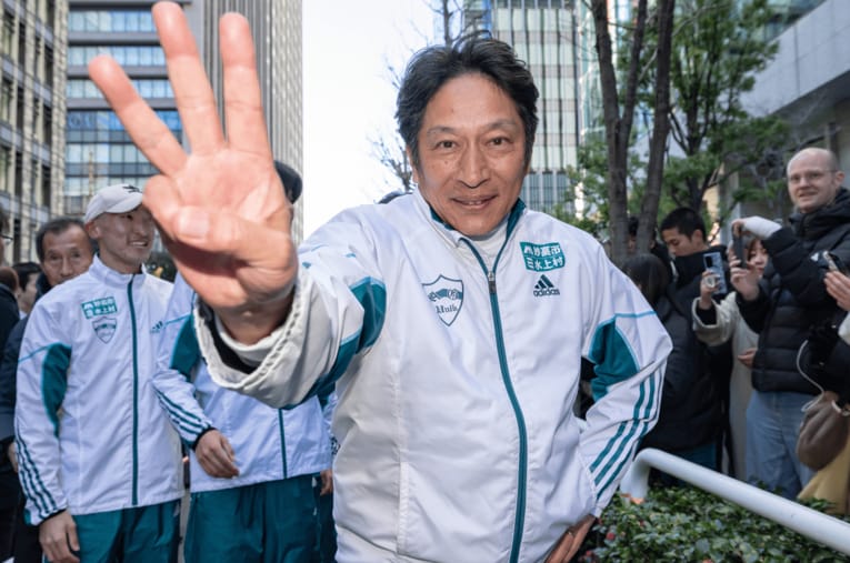 箱根駅伝史上初の2度目の3連覇を果たし、ポーズを決める青学大・原晋監督（58歳） ／ photograph by Sankei Shimbun