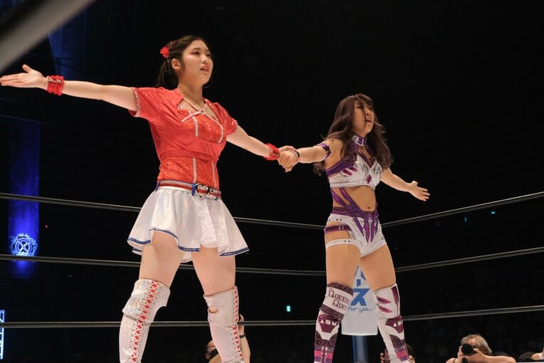 試合中、腕を取り合いながらポーズを決める。駿河メイの世界にAZMも飛び込んだ