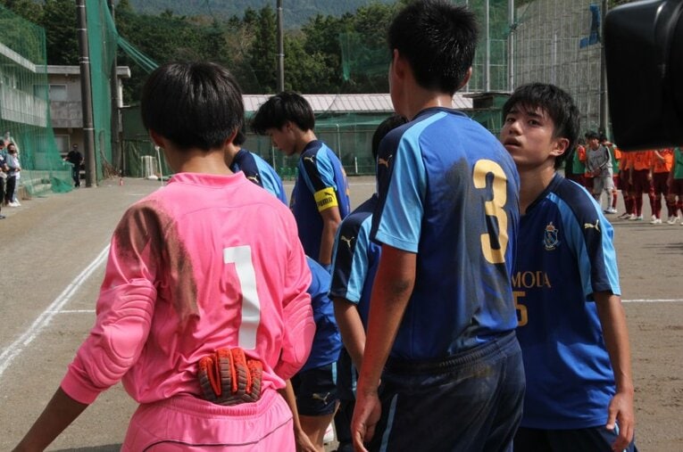 関係者へのあいさつで悔しさをにじませる ／ photograph by Satoshi Shigeno