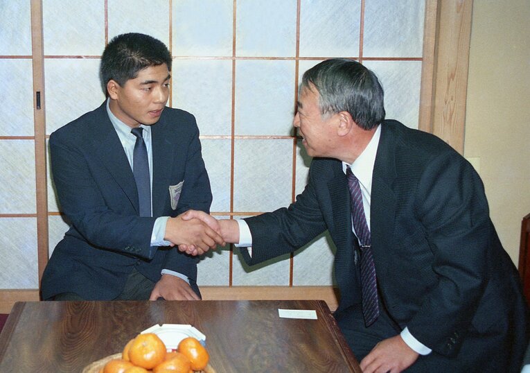 1987年ドラフト1位で明治大から日本ハム入りした武田一浩。写真は当時球団常務だった大沢啓二が自宅を訪れ、指名のあいさつ　©Sankei Shimbun