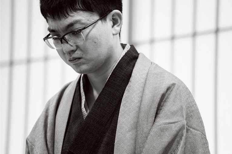 藤井聡太に王座を奪われ八冠を許した永瀬拓矢九段（31歳）。藤井聡太との真剣勝負について対戦直後に明かしていた ／ photograph by Shiro Miyake