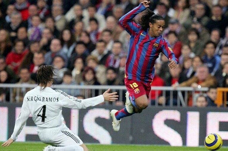 セルヒオ・ラモスをぶっちぎったロナウジーニョのドリブルには敵地からも拍手が©Getty Images