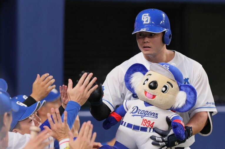 昨季の大ブレークをステップにドラゴンズ打線の主軸を担う細川 ／ photograph by JIJI PRESS