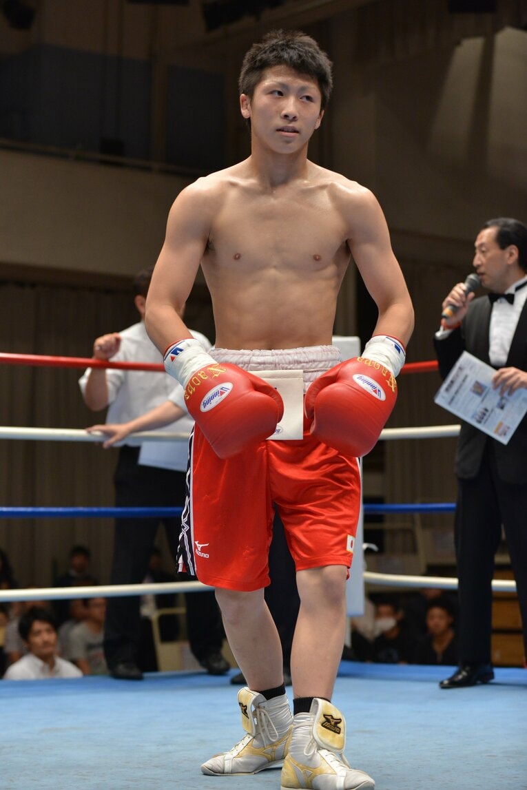 2012年10月、プロデビュー戦でKO勝ち（当時19歳）【3／3枚】　©AFLO