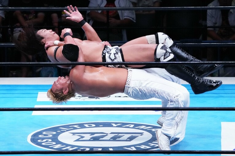 ハーフクラッチのスープレックスを放つ海野翔太　©Essei Hara