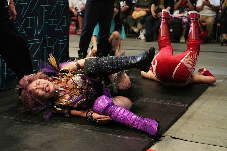 ヒザに爆弾を抱えている中野たむ　©Essei Hara