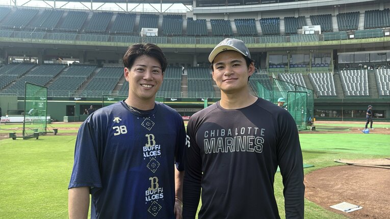 7月上旬に思い出深い「ほっともっとフィールド神戸」で行われたオリックス戦で再開した来田と中森　©Chiba Lotte Marines