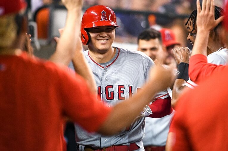 ア・リーグ最速の40号本塁打を放ちチームメイトに祝福されるエンゼルスの大谷翔平 ／ photograph by Getty Images