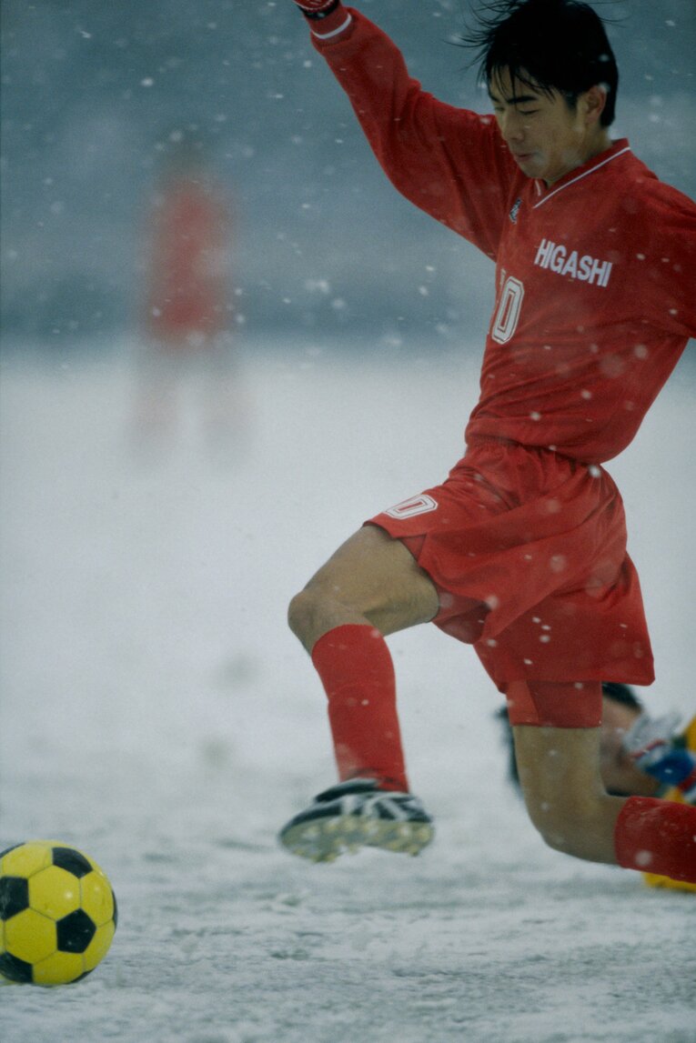 「雪の決勝」と呼ばれた帝京戦。黄色いボールを自由自在に操る姿が印象的だった　©Kazuaki Nishiyama