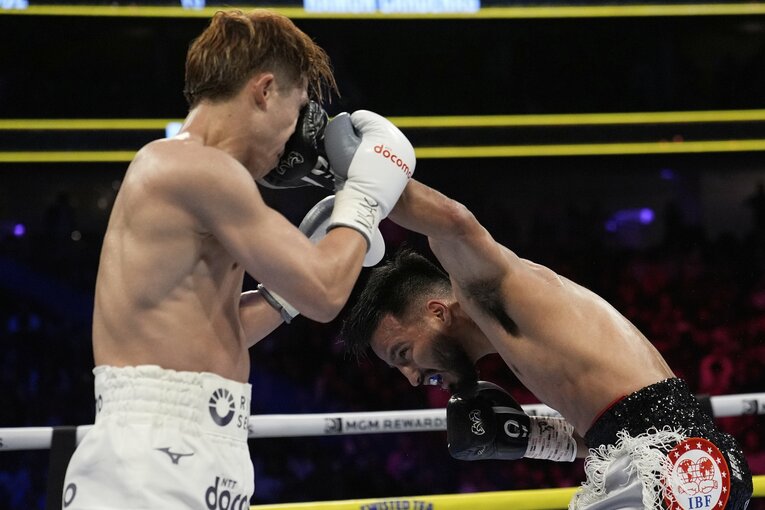 ダウンシーン以外にもカルデナスの左フックが井上尚弥の顔面をとらえてい©︎AP/AFLO