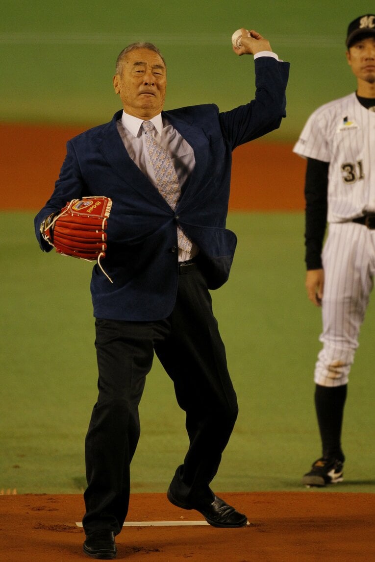 2010年日本シリーズの始球式にて　©Tamon Matsuzono