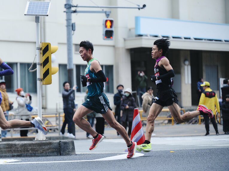 1区を走った主将の伊地知は駒大、青学大らの先頭集団に果敢についていった　©Yuki Suenaga