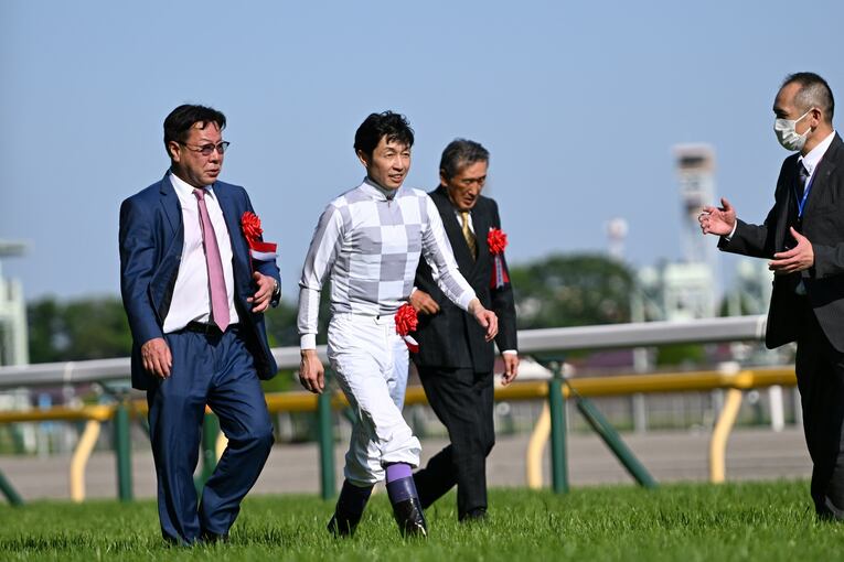 日本ダービーのレース後に並んで歩く武と松島氏　©Keiji Ishikawa