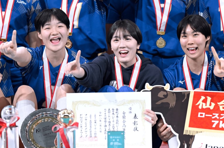 7年ぶりに春高バレーを制した金蘭会高校。夏に大ケガを負った枩田七海（3年）はマネージャーとしてチームを支えた ／ photograph by Hiroyuki Nakamura