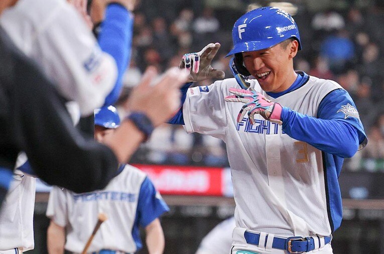 NPBの日本ハムで活躍を見せる加藤。アメリカ生まれ、アメリカ育ちの彼をプロ入り後から取材してきたMLB担当記者が「10年間」を振り返る ／ photograph by JIJI PRESS