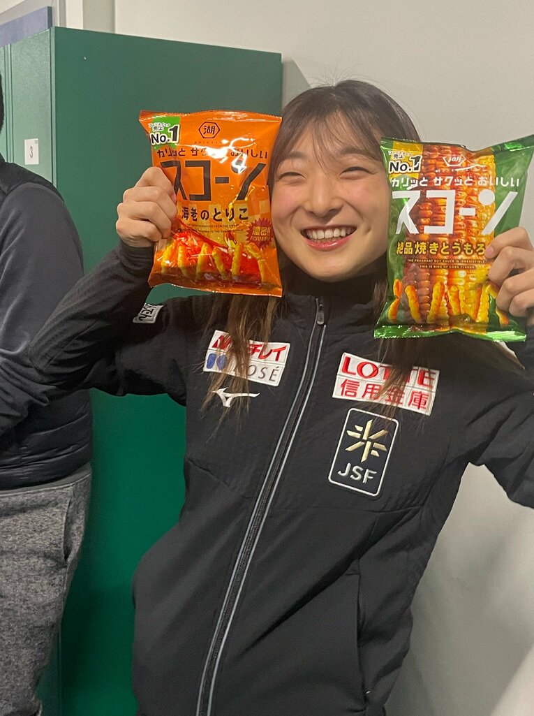 世界選手権を終え、持参したお菓子を記者たちに配る気遣いを見せた坂本【スワイプするとそのほかの写真もご覧になれます】　©Akiko Tamura