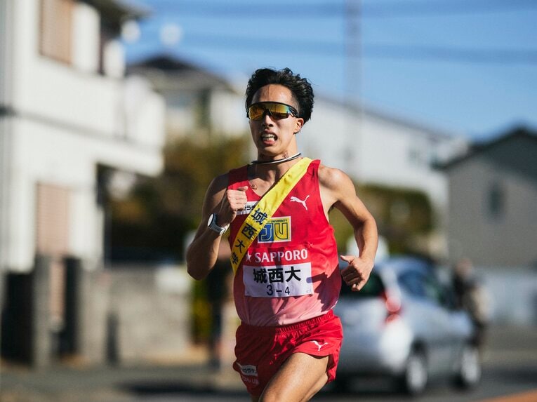 2年連続9区から、往路を走りたいという希望どおりの4区で力走を見せた城西大・林晃耀　©Yuki Suenaga